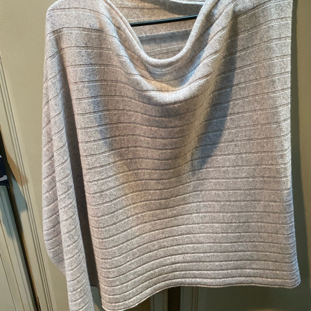 Cashmere NWOT poncho in excellent condition